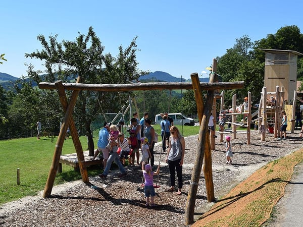 Mobiliar beteiligt sich an Naturspielplatz in Wisen 