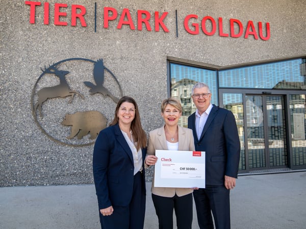 das Foto mit dem Check: Katrina Wenger, Direktorin des Natur- und Tierparks Goldau erhält von Mobiliar Verwaltungsratspräsident Stefan Mäder und Lea Lüönd, Mobiliar Generalagentin in Schwyz, finanzielle Unterstützung fürs Jubiläum.