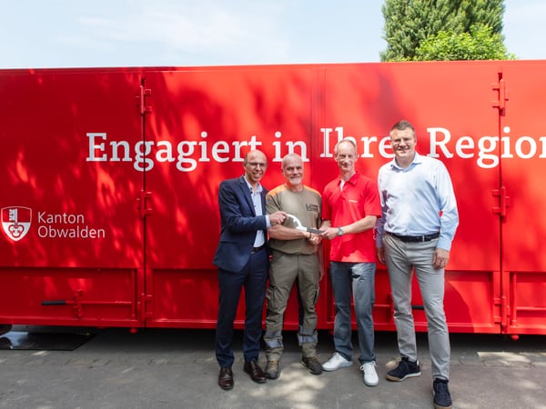 (v.l.n.r.) Regierungsrat Christoph Amstad und Leiter der Dienststelle Zivilschutz Bruno Odermatt freuen sich über den Container mit dem mobilen Hochwasserschutz, welcher die Mobiliar – hier Roland Arnold (Generalagent der Mobiliar Obwalden und Nidwalden) und Philippe Genoud (Leiter Schaden) – dem Kanton überreicht hat.