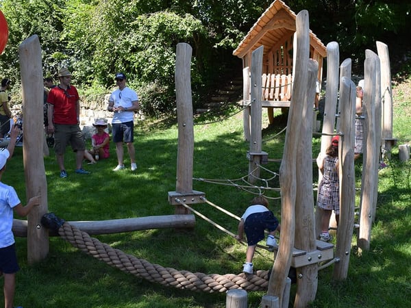 Mobiliar beteiligt sich an Naturspielplatz in Wisen 