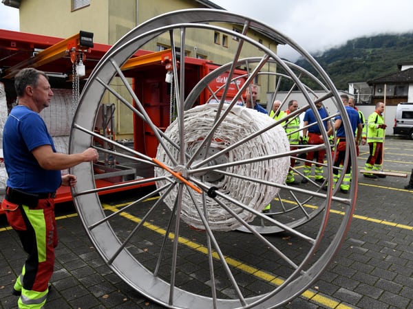 Die einzelnen Deichelemente und alle Werkzeuge für den Einsatz werden im Container gelagert.