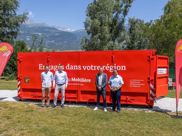 De gauche à droite: Tristan Pittier, responsable du services des sinistres à l’agence générale la Mobilière de Sion, Philippe Genoud, responsable des sinistres non-vie pour la Mobilière, Joël Rey, conseiller municipal de la Ville de Sierre, Lucien Cottier, commandant du feu et responsable sécurité Feu-EMC de la Ville de Sierre.