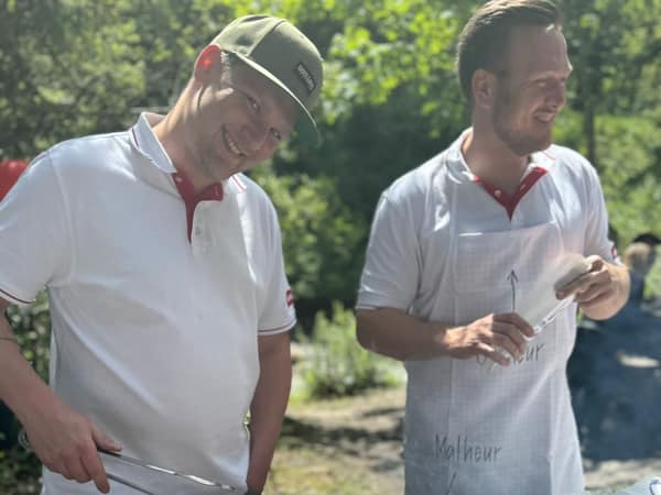 Stefan von Rickenbach und Toni Baumgart, beide Versicherungs- und Vorsorgeberater der Generalagentur Schwyz als Grilleure