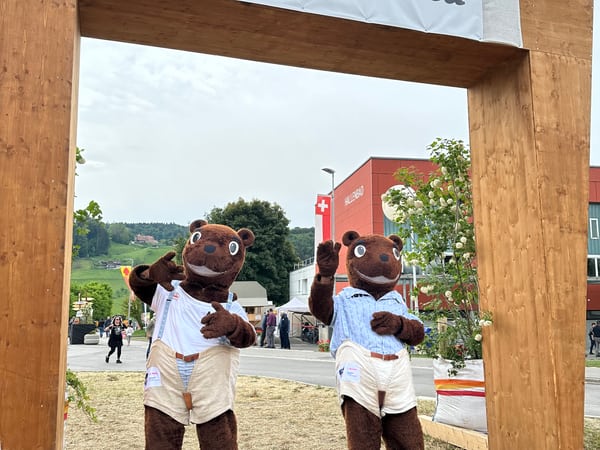 Schwingmaskottchen Mutz & Lutz sorgten für gute Stimmung und verabschiedeten die Besucher:innen