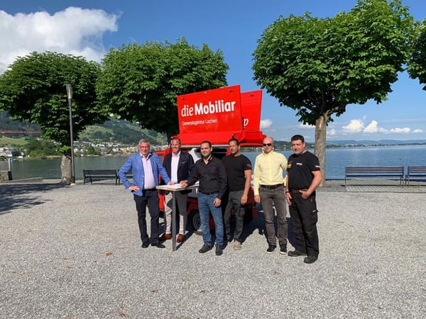 Das Fahrzeug von Lachen on Tour mit Mitarbeitenden