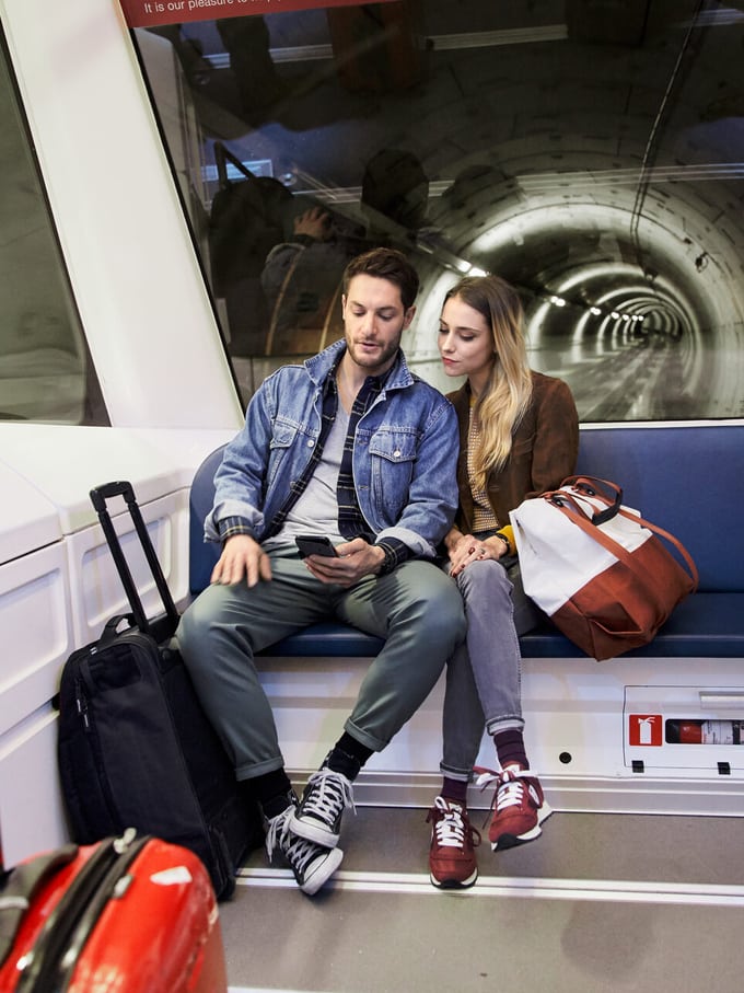 Uomo e moglie sul treno 