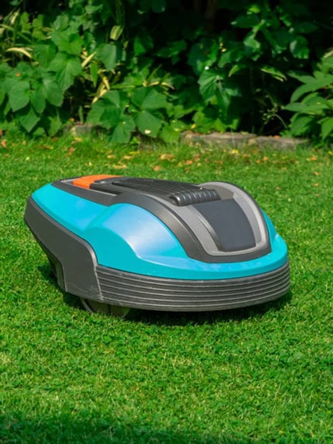Une tondeuse-robot dans un jardin