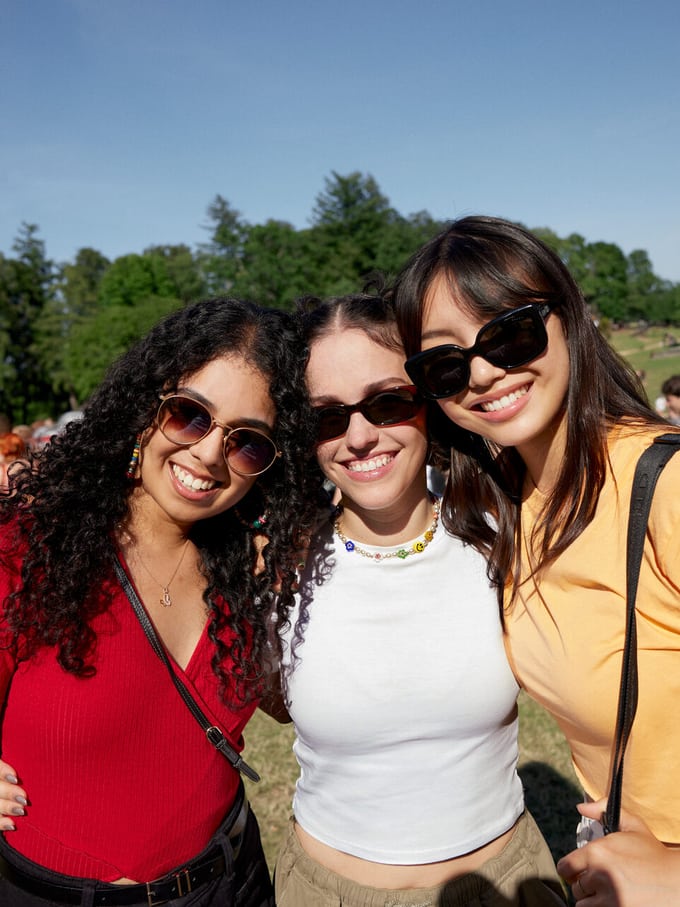 drei junge Frauen am Gurtenfestival