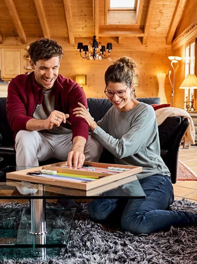 Un couple joue à des jeux de société