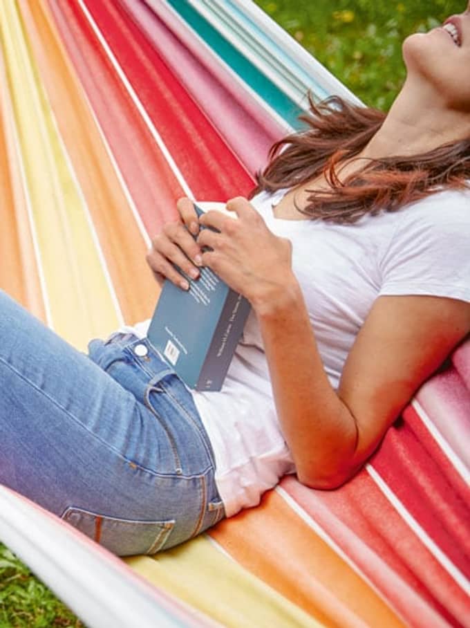 Une femme sur une chaise longue