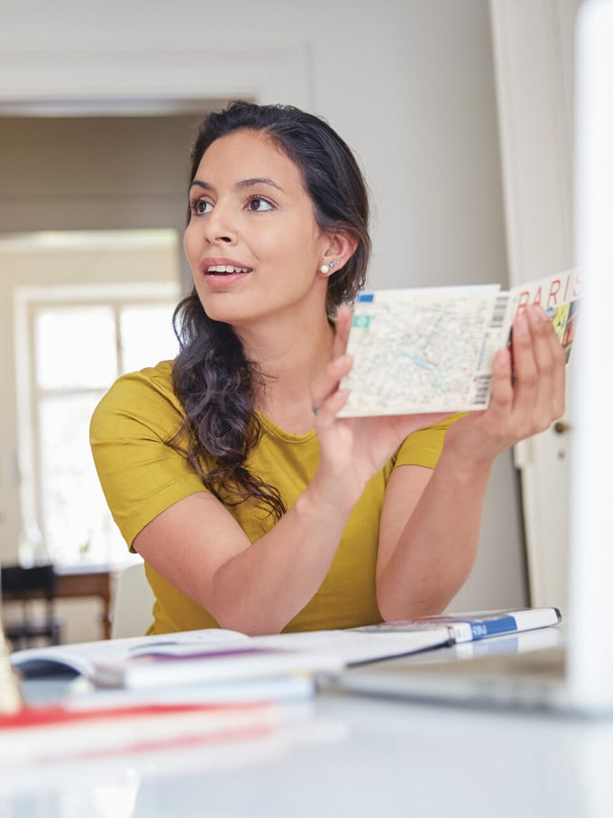 Eine Frau hält eine Gutscheinkarte in der Hand, Symbolbild zum Thema Gültigkeitsdauer von Gutscheinen in der Schweiz.