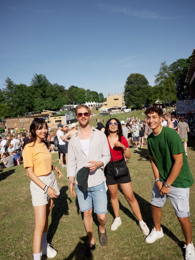 Jugendliche besuchen ein Open-Air Festival