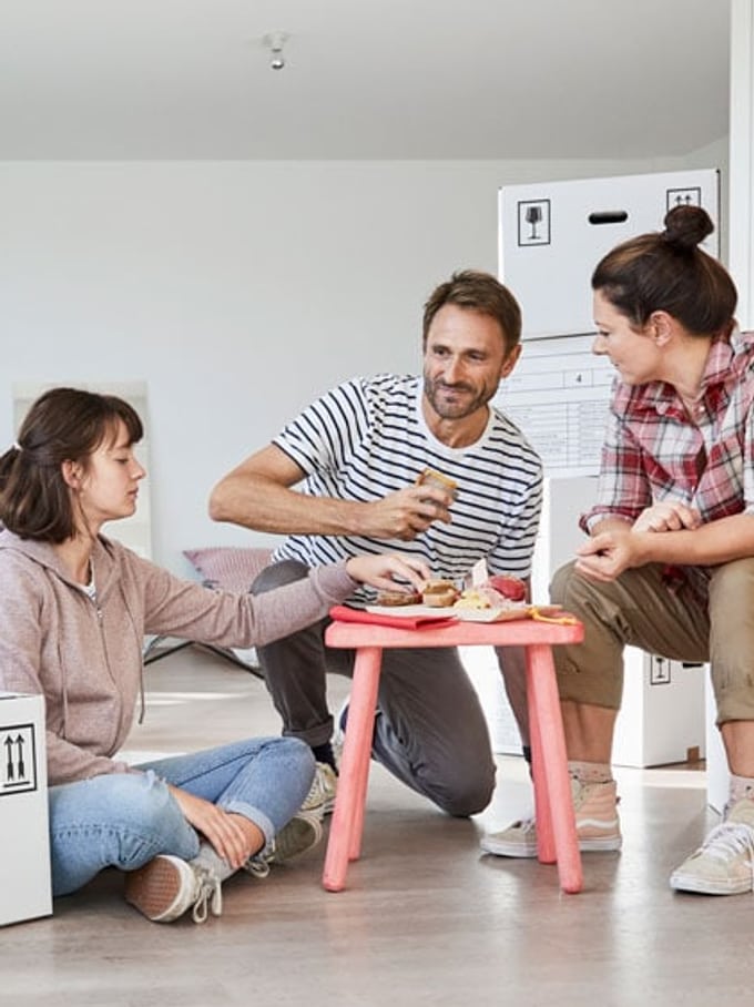 3 persone si concedono uno spuntino durante il trasloco