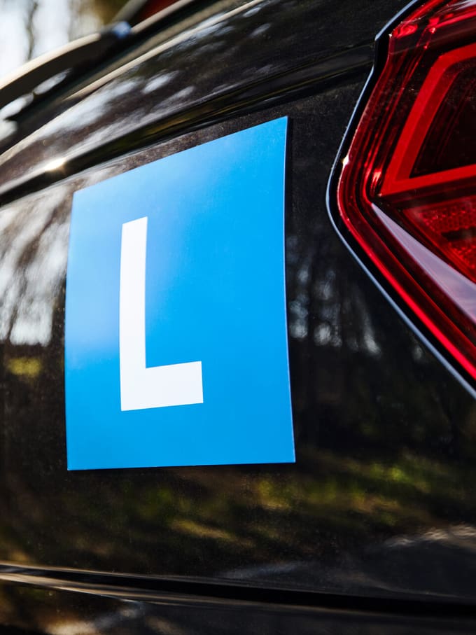 blaues L auf Auto