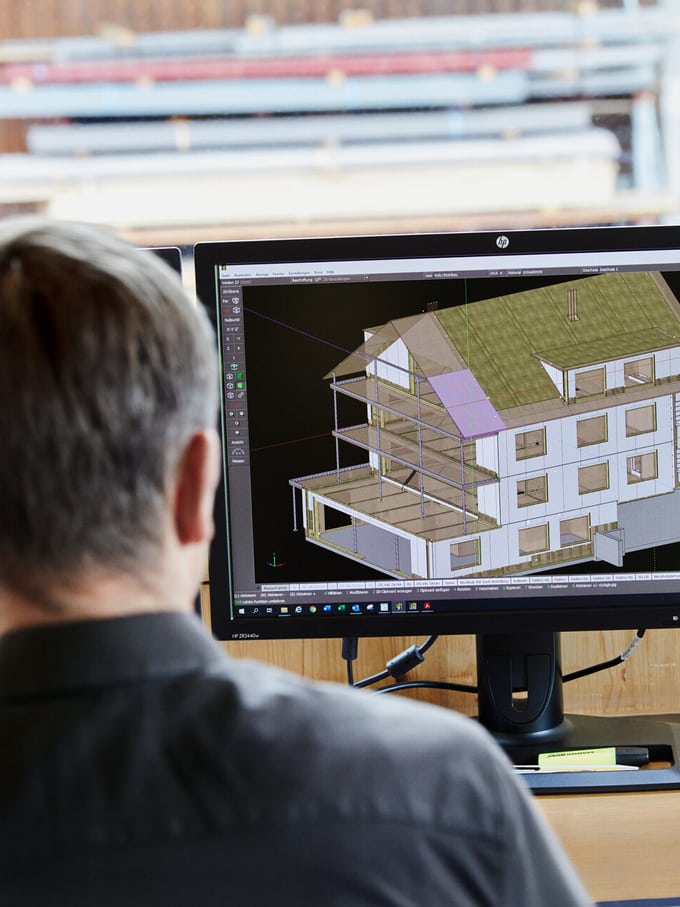 Hochbauzeichner bei Planungsarbeiten am Computer