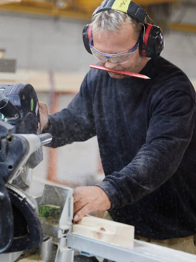 Un falegname ad una sega