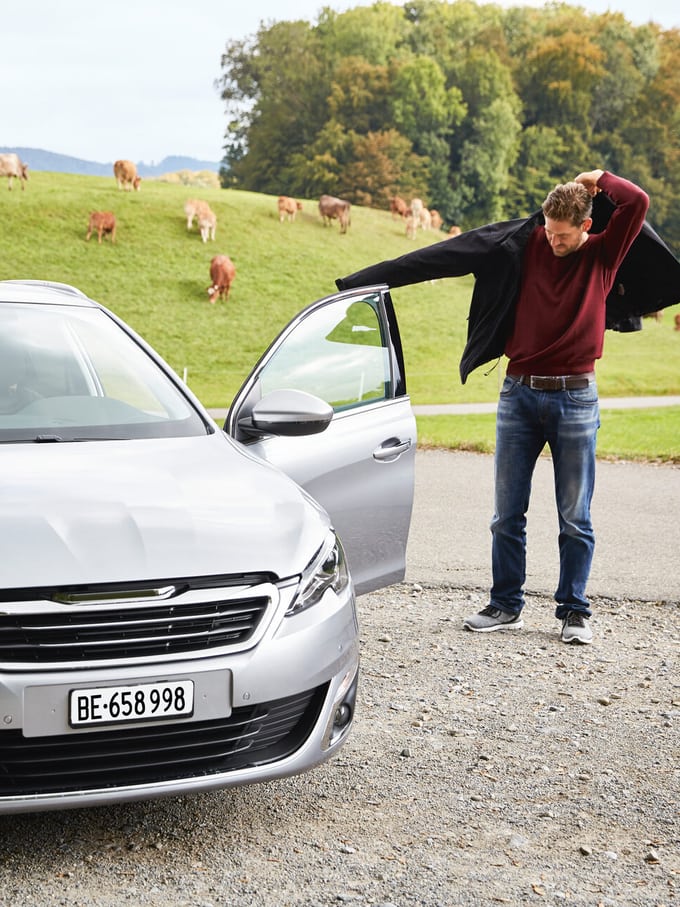 Conducente davanti al veicolo con auto keyless