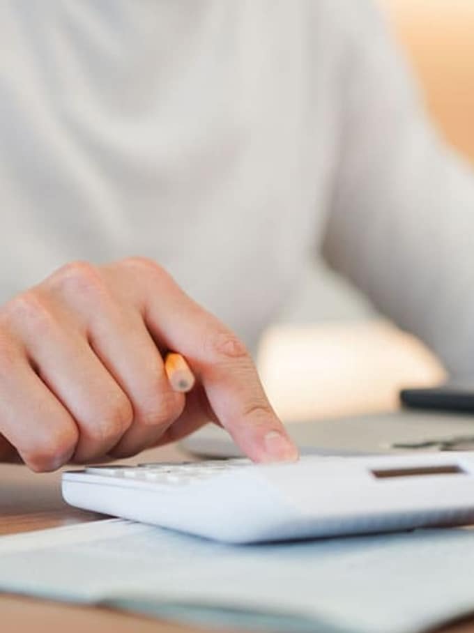 Un homme utilise une calculatrice