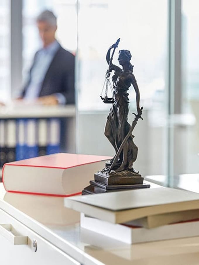 Eine Justizia Statute steht in einem Büro.