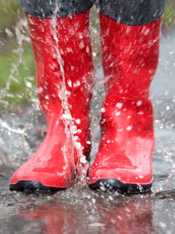 Rote Stiefel auf einer Pfütze
