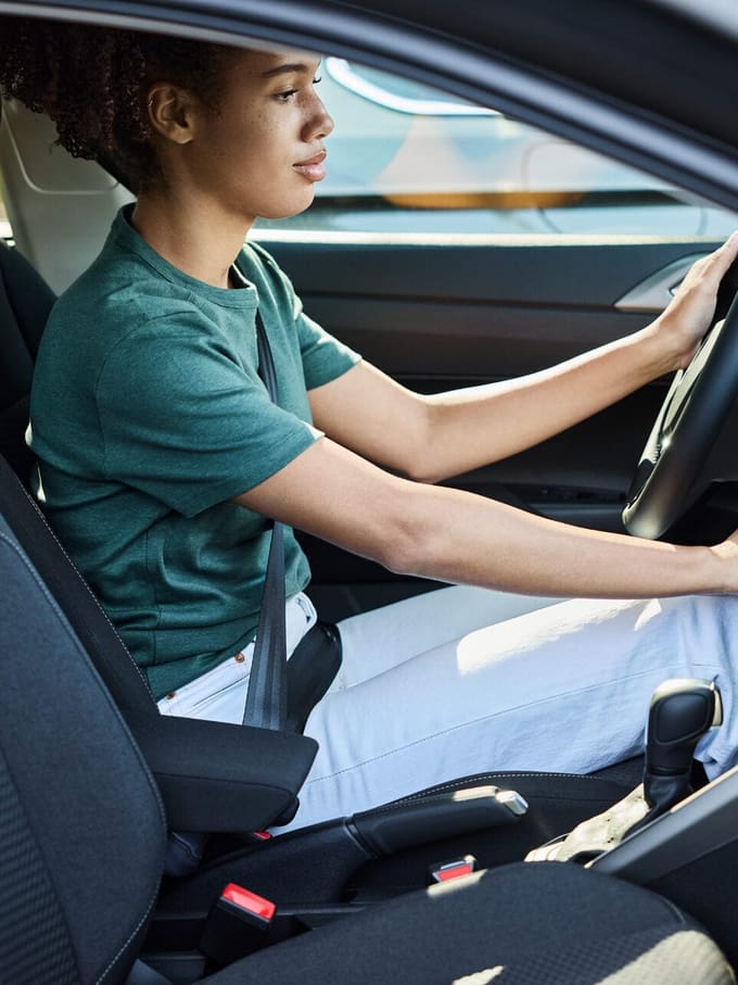 junge Frau in Auto