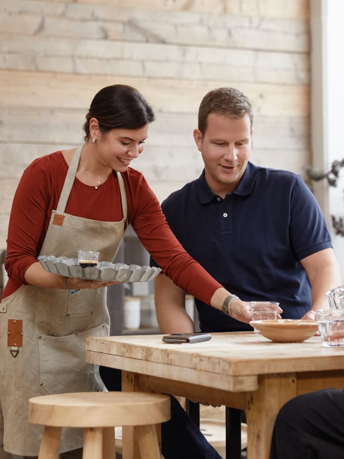 Trois personnes dans une boutique sont assises à une table.