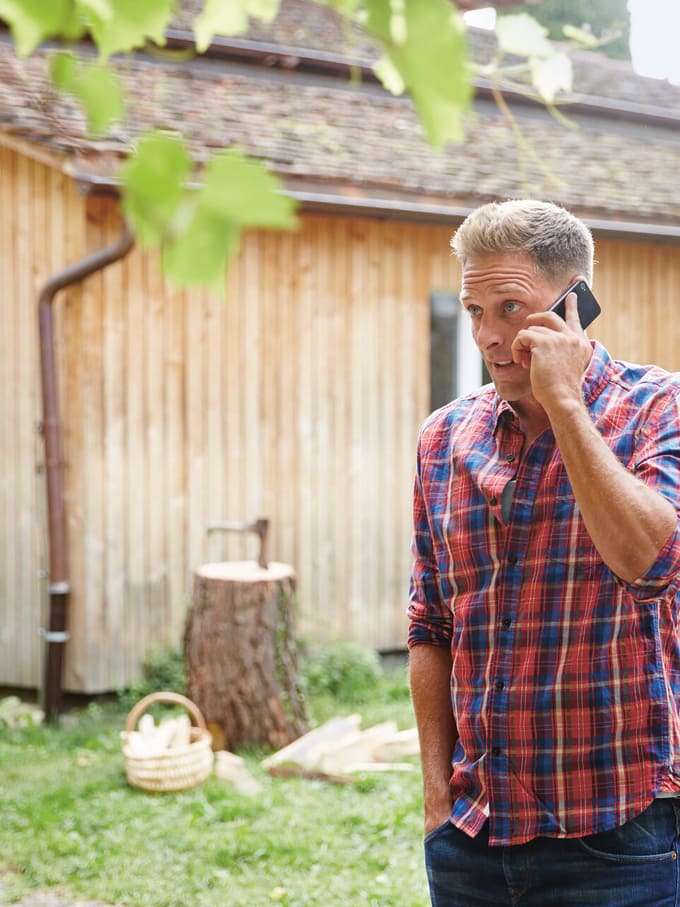 Vishing: un homme au téléphone portable, symbole du hameçonnage vocal