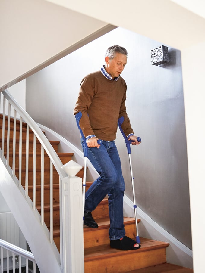 Patientenrechte: Mann geht auf Krücken gestützt die Treppen hinunter.
