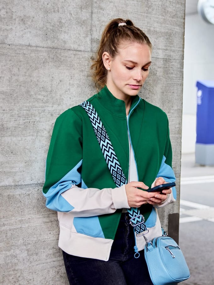 Junge Frau macht ein Update auf dem Smartphone