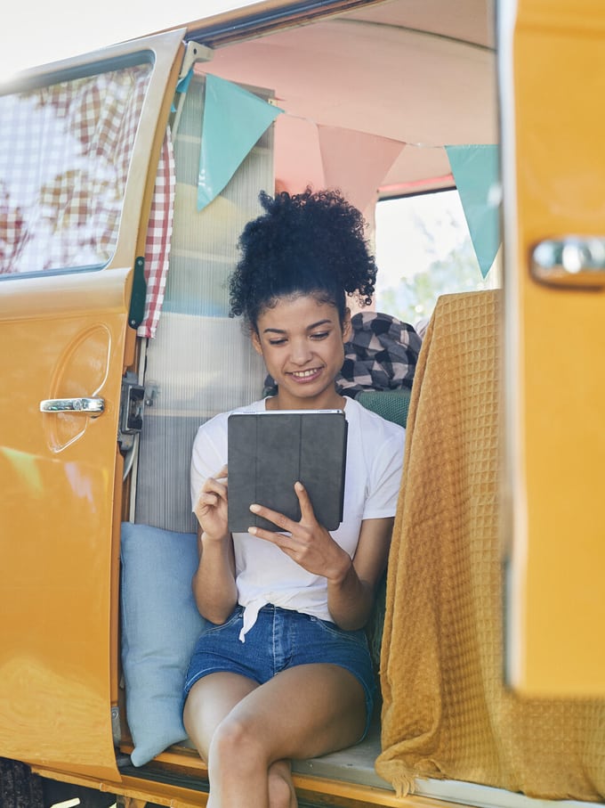 Une jeune femme dans un minibus jaune