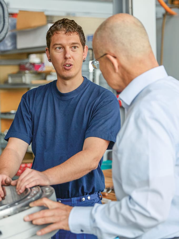 Zwei Männer in einer Werkhalle