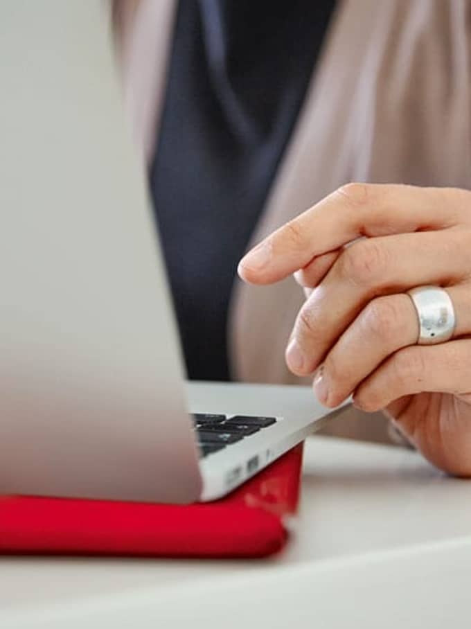 Eine Frau am Laptop