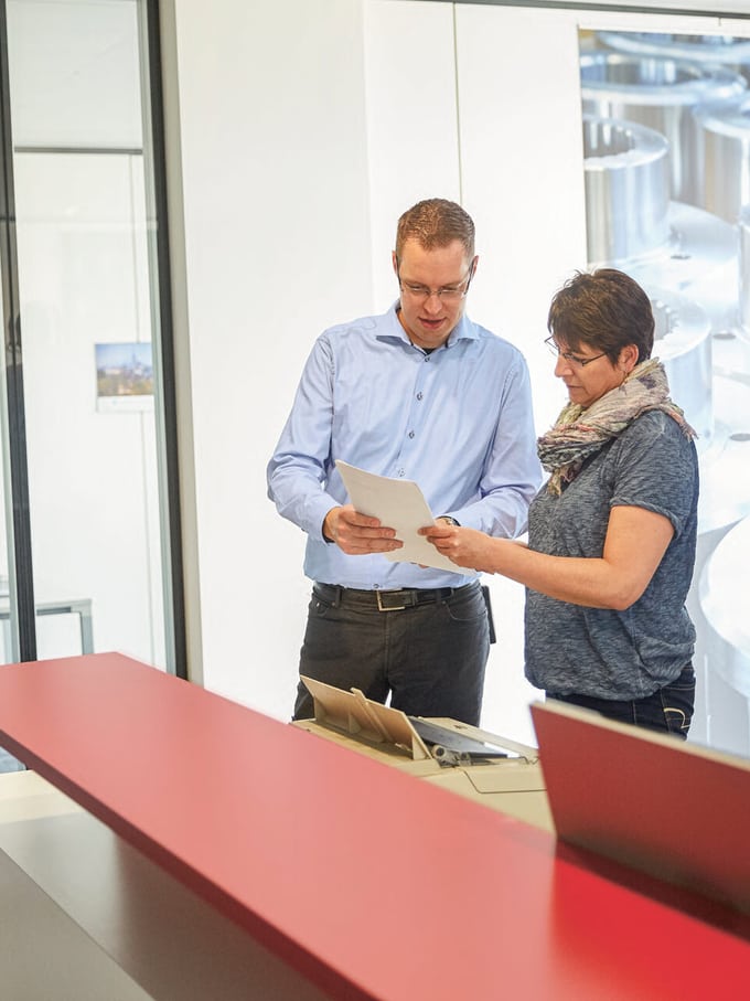 Ein Mann und eine Frau diskutieren in einem Büro.