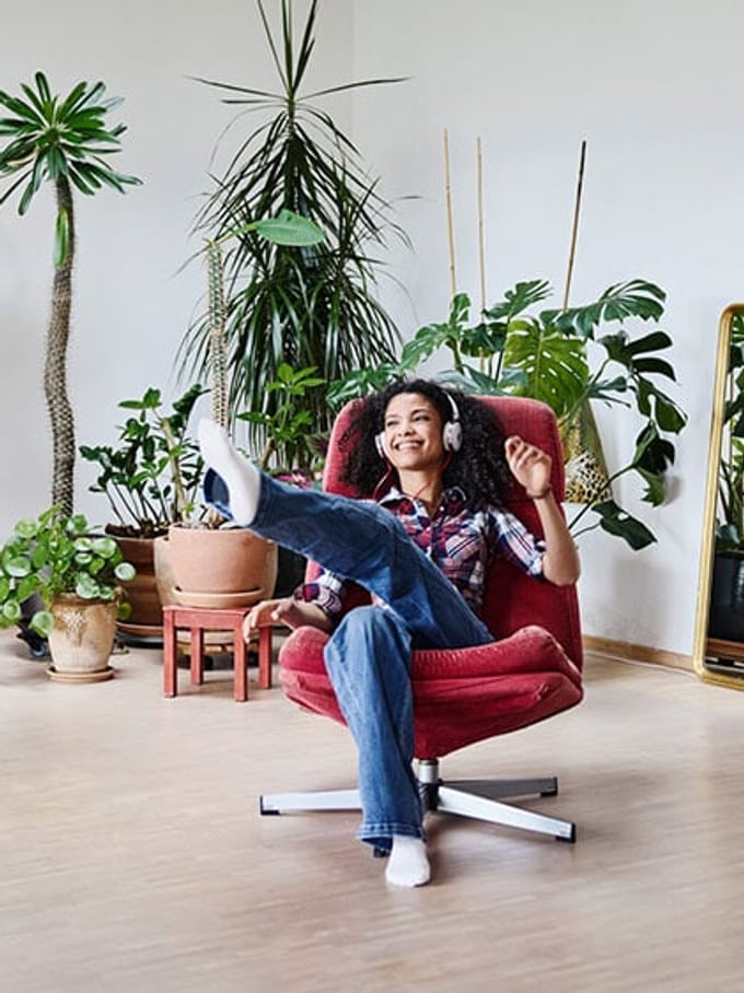 Una donna seduta su una sedia