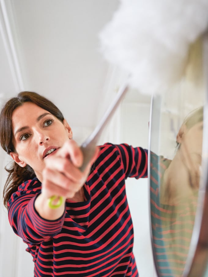 Une femme nettoie son logement