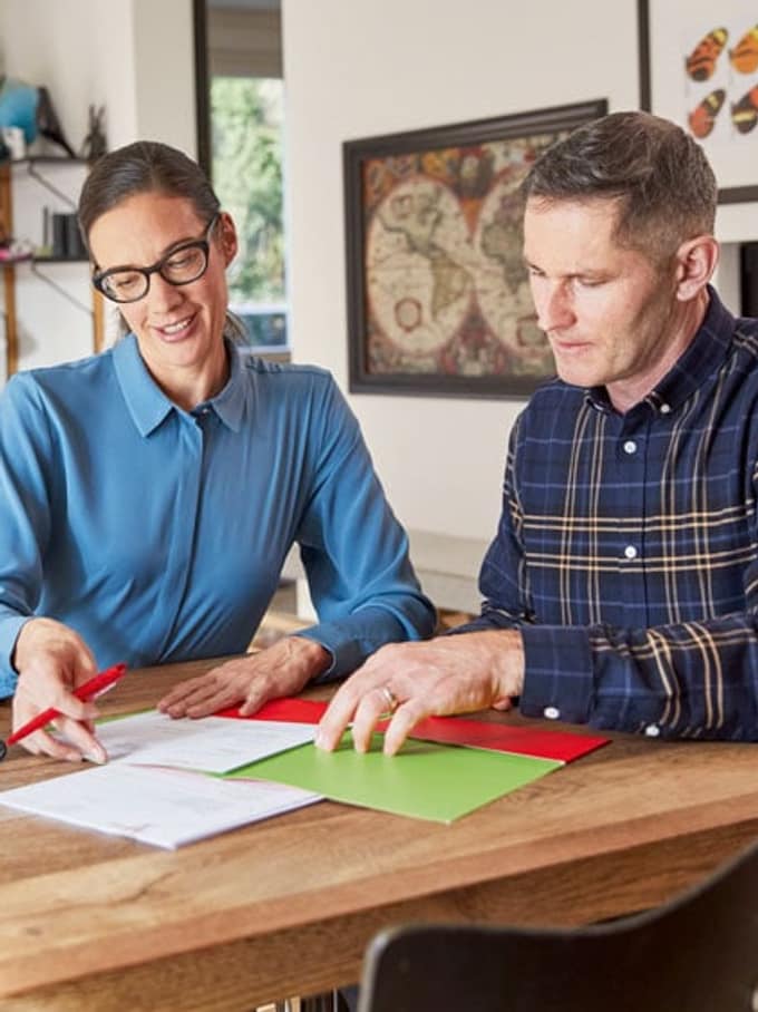 Un couple consulte un dossier