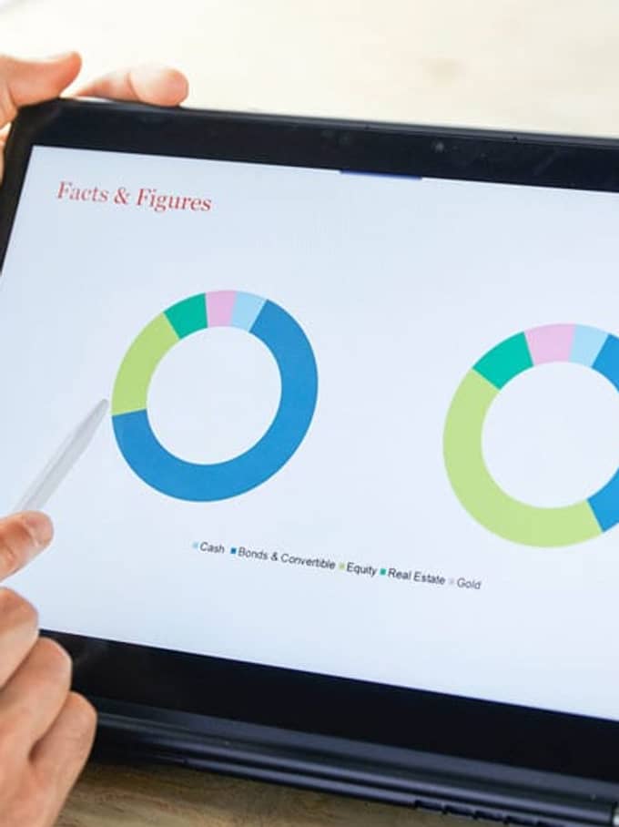 Zwei Männer schauen sich eine Grafik auf einem Tablet an.