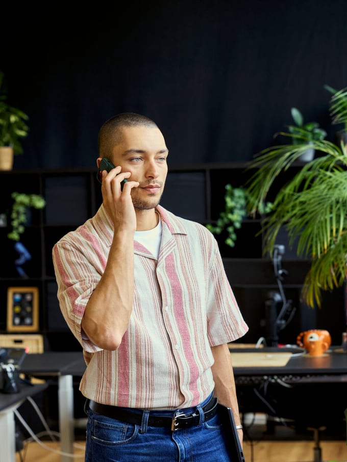 Ein Mann telefoniert genervt als Symbolbild für Abo-Kündigung.