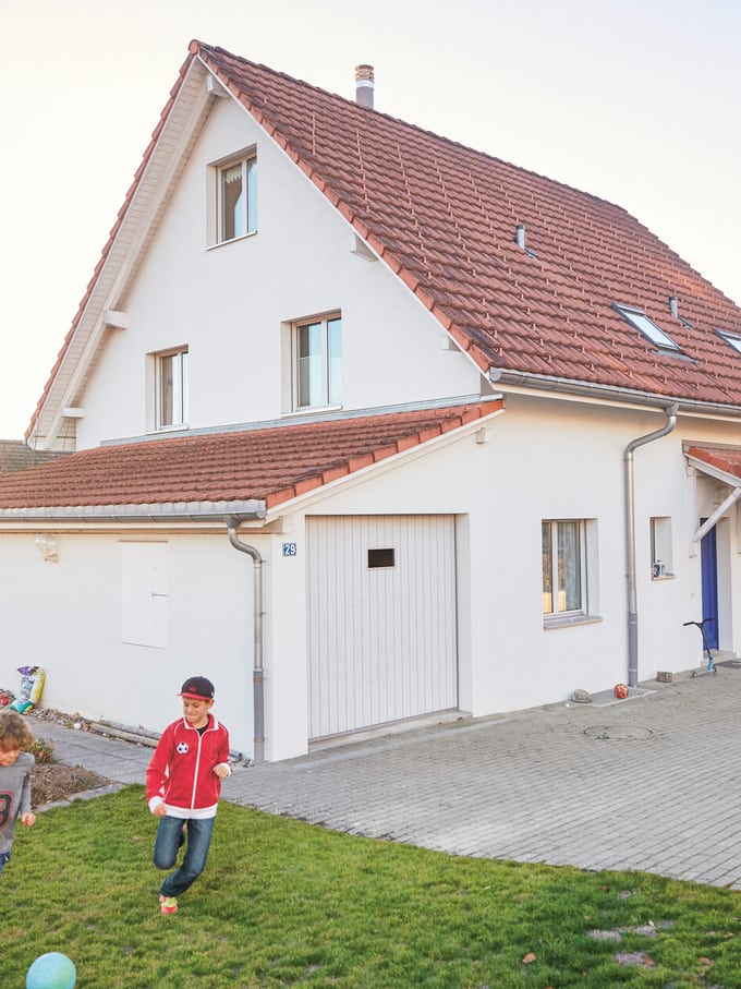 Haus mit Kindern am Fussball spielen