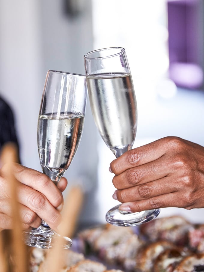 Deux personnes se prosternent