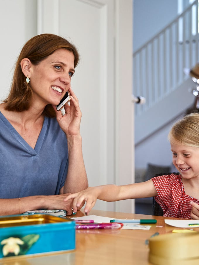 Frau mit Kind telefoniert