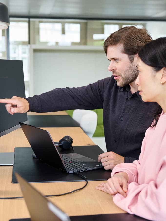 Mann in Hemd vor einem aufgeklappten Laptop mit kritischem Blick. Symbolbild für den Ratgeber Betreibung einleiten.