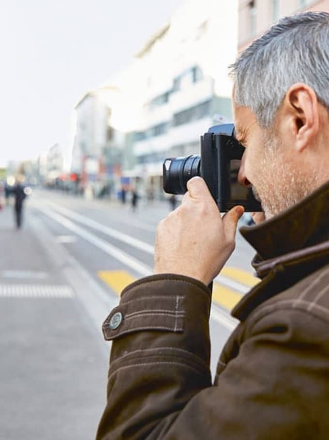 Ein Mann fotografiert eine Immobilie.