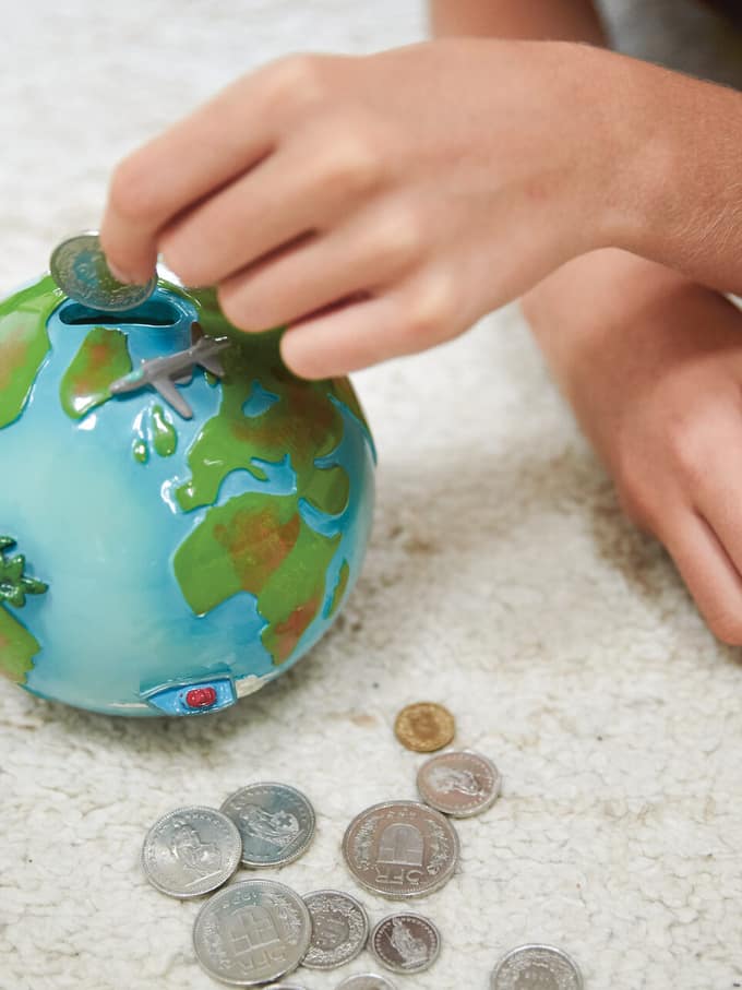 Une tirelire en forme de globe
