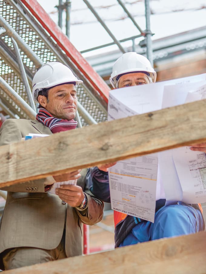 Due uomini sul cantiere