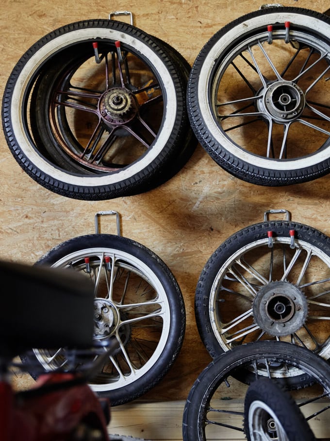 Motocycles dans un atelier