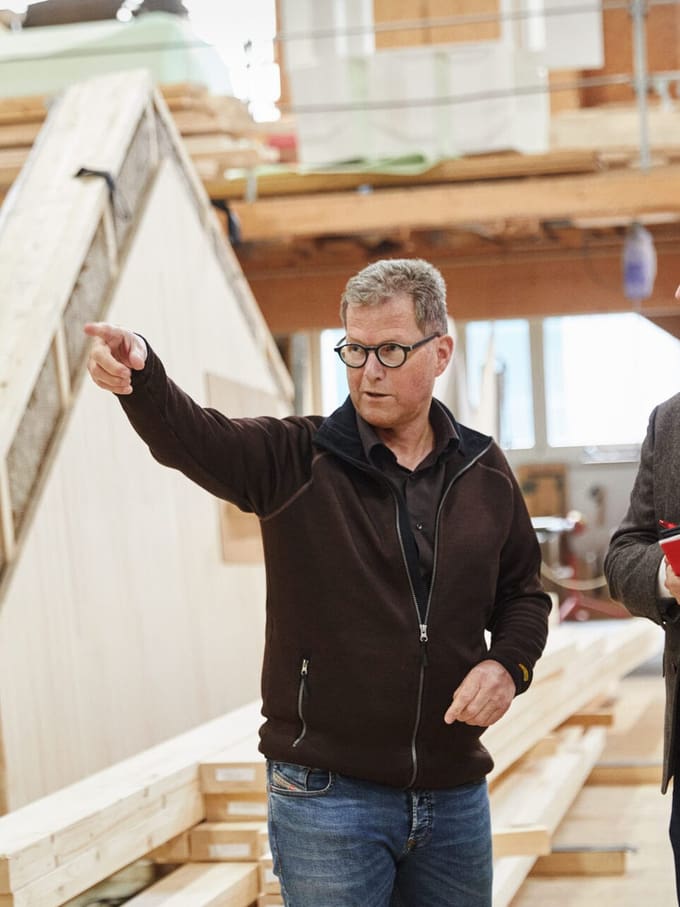 Discussion entre le maître menuisier et son conseiller.