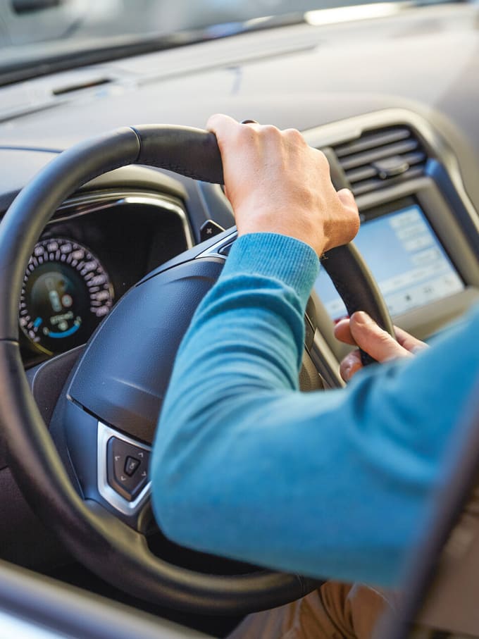 Persona al volante come immagine simbolica delle infrazioni per eccesso di velocità