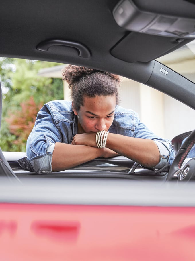 Jeune homme au volant d’une voiture