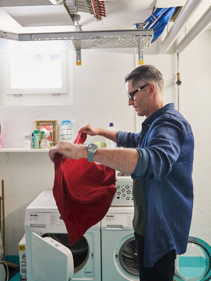 L’uomo fa il bucato